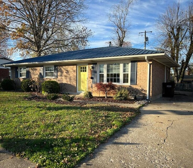 single story home featuring a front lawn