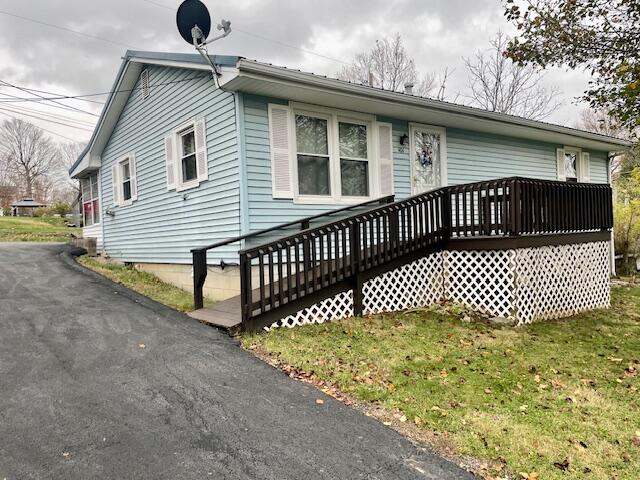 view of front of home with a front lawn