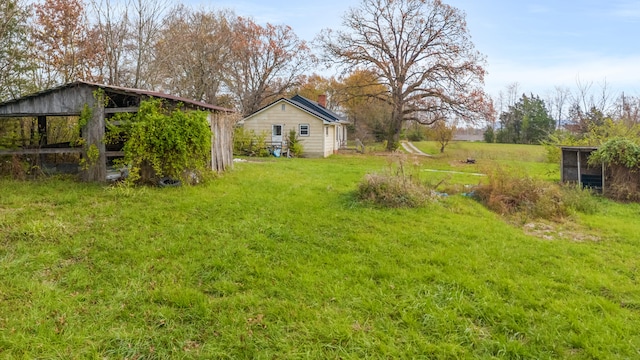 view of yard featuring an outdoor structure