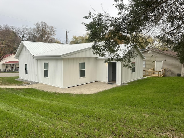 back of house featuring a lawn