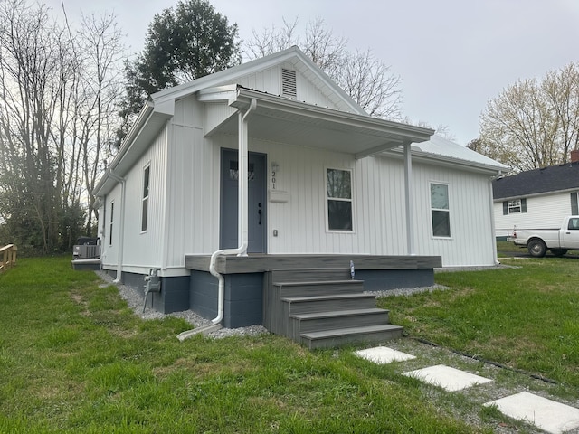 view of front of house featuring covered porch and a front yard