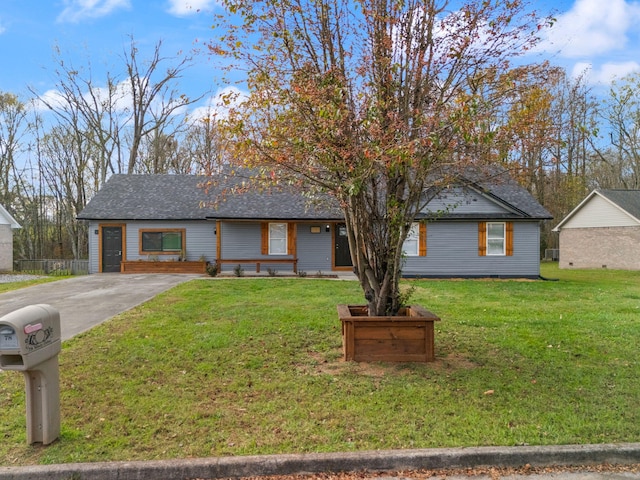 ranch-style home featuring a front lawn