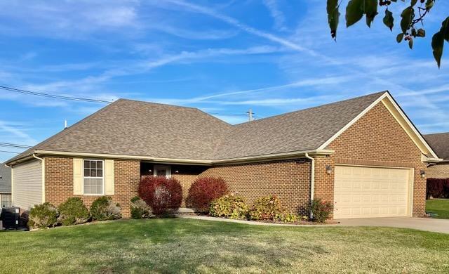 view of front facade featuring a garage and a front yard