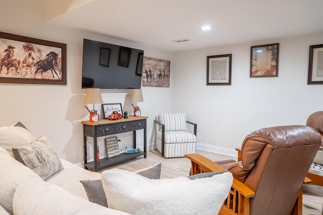 living area featuring light wood-style flooring, recessed lighting, baseboards, and visible vents