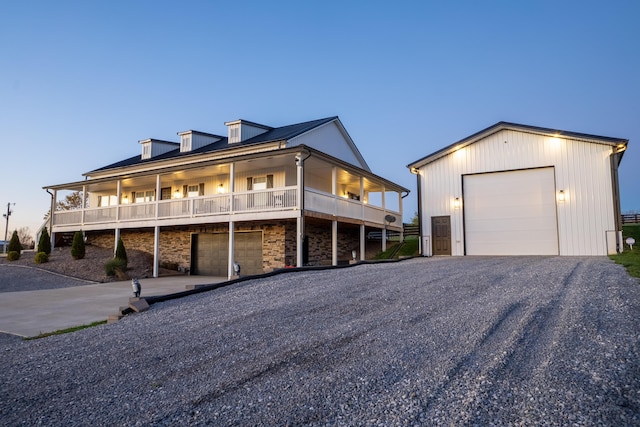 view of front facade featuring gravel driveway and an outdoor structure