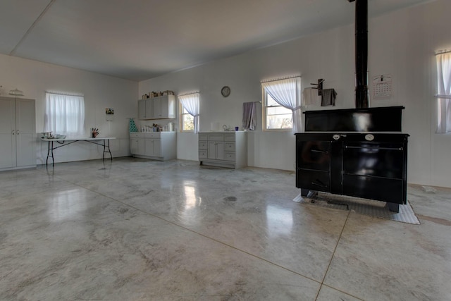 entryway featuring concrete floors