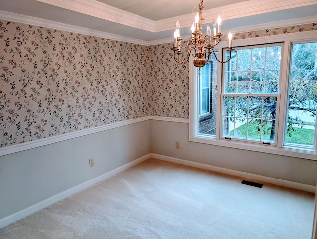 empty room featuring carpet flooring, an inviting chandelier, and crown molding