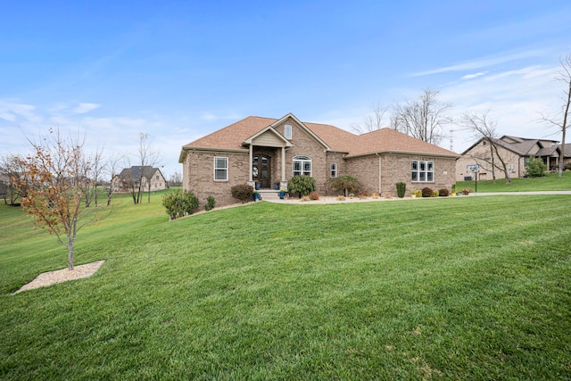 view of front of property featuring a front yard