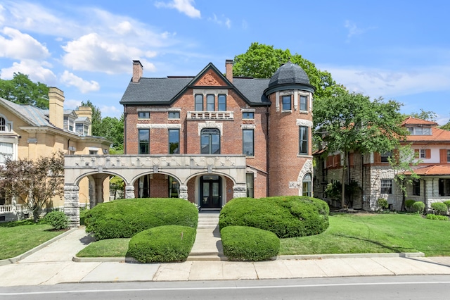 view of front facade with a front lawn