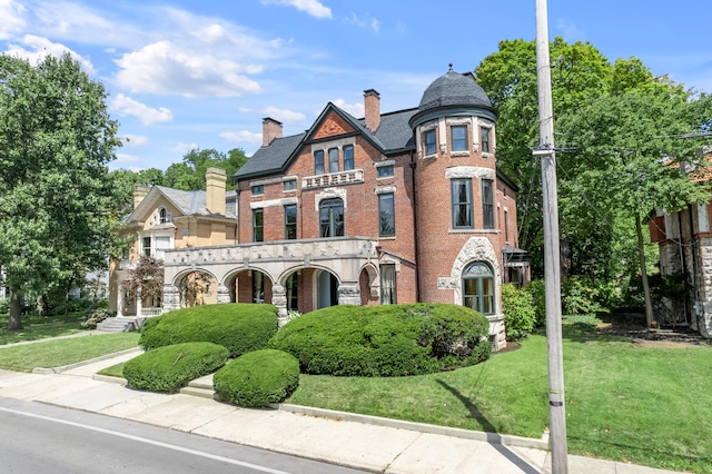 view of front of house featuring a front lawn