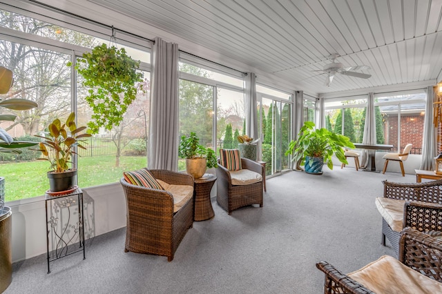 sunroom with ceiling fan