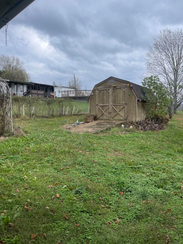 view of yard with a storage shed