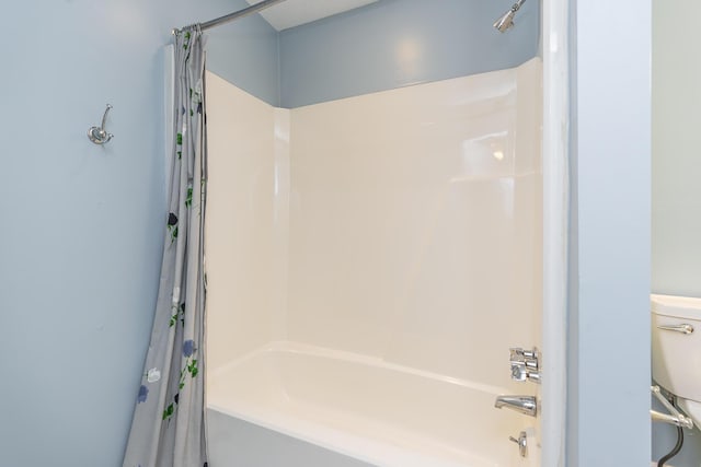 bathroom featuring shower / tub combo