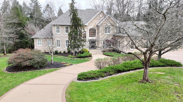 view of front of home featuring a front lawn