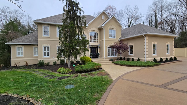 view of front property featuring a front yard