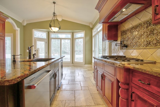 kitchen featuring tasteful backsplash, stainless steel appliances, a kitchen island with sink, sink, and hanging light fixtures