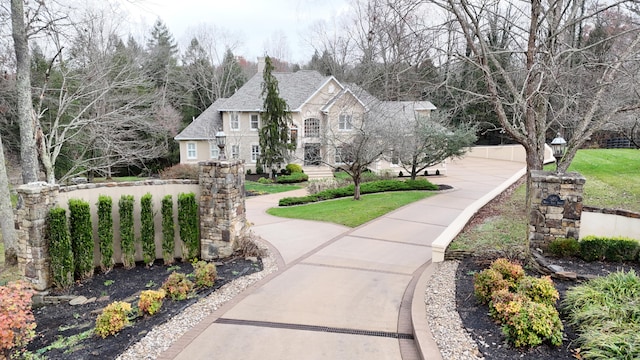 view of front of property featuring a front yard