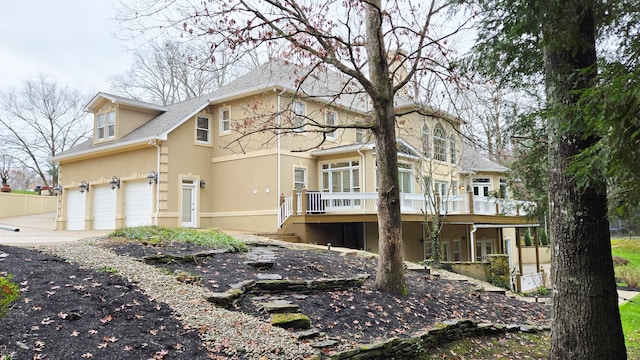 view of front facade featuring a garage