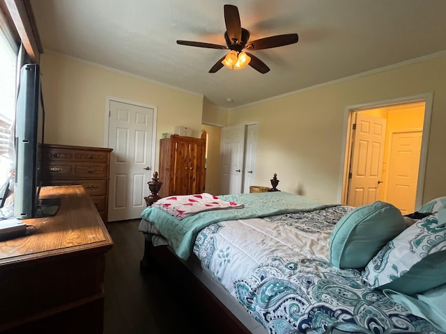 bedroom featuring ceiling fan, dark hardwood / wood-style floors, and crown molding