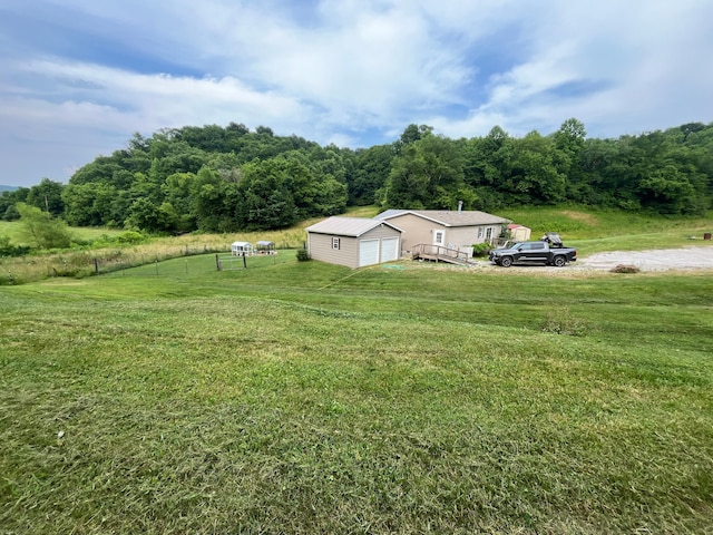 view of yard with an outdoor structure