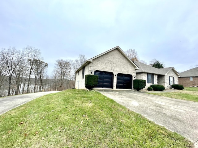 view of front facade featuring a garage and a front lawn