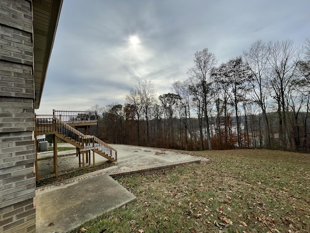 view of yard with a patio area