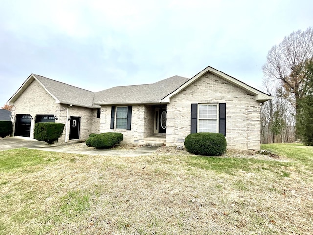 view of front facade featuring a garage and a front yard