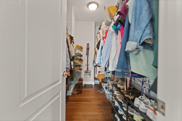 walk in closet with dark hardwood / wood-style flooring