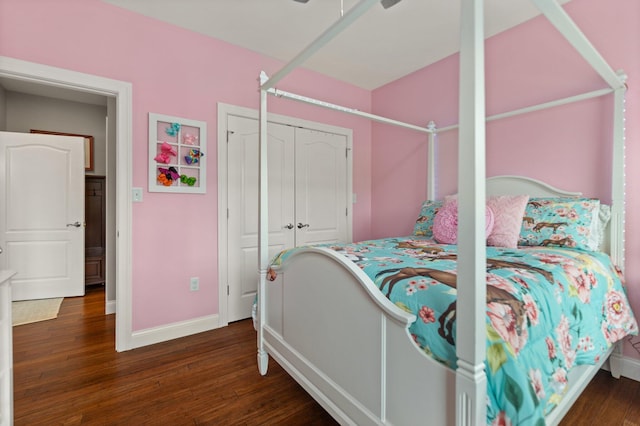 bedroom featuring ceiling fan, dark hardwood / wood-style flooring, and a closet