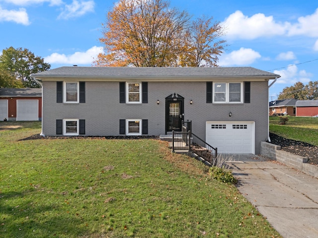 split foyer home with a garage and a front yard