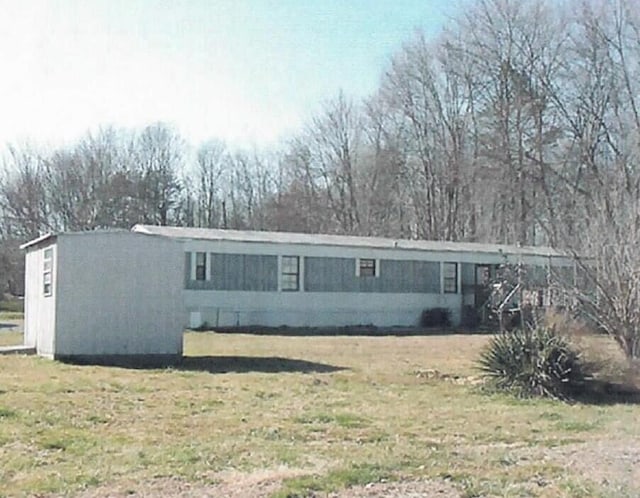 view of front facade featuring a front lawn