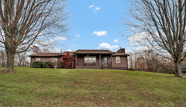 view of front of property featuring a front lawn