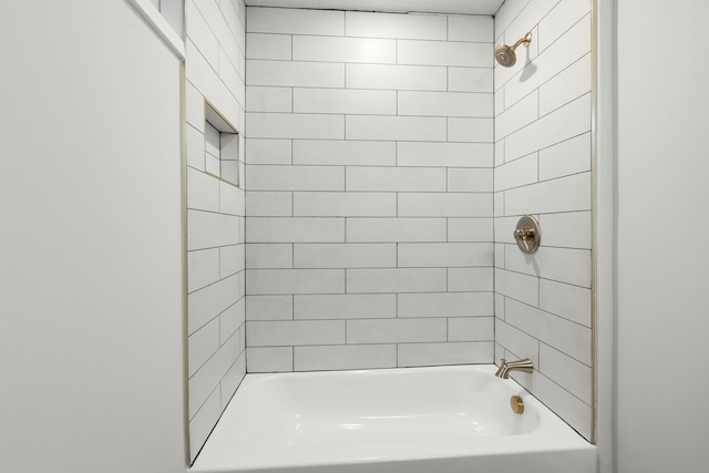 bathroom with tiled shower / bath