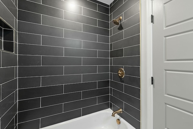 bathroom with tiled shower / bath