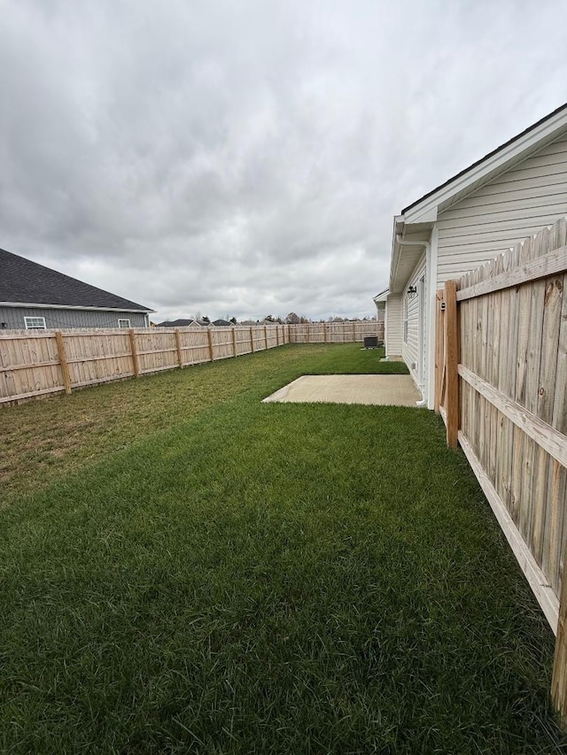 view of yard with a patio