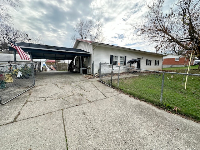 view of front facade featuring a front lawn