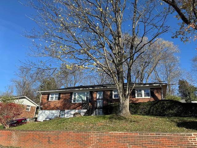 single story home featuring a front yard