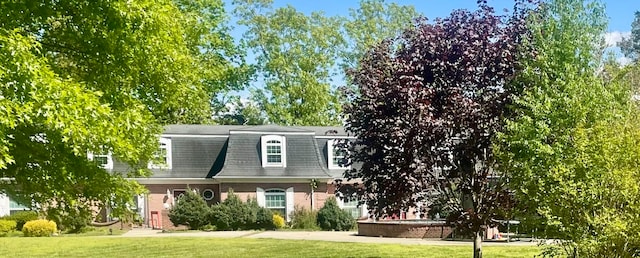 view of front facade featuring a front lawn