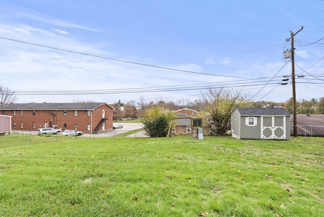 view of yard featuring a shed