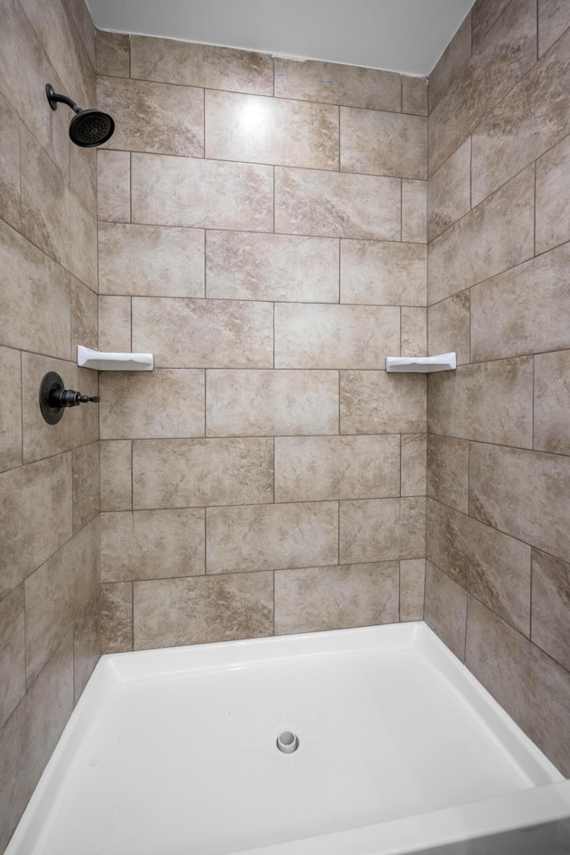 bathroom featuring a tile shower