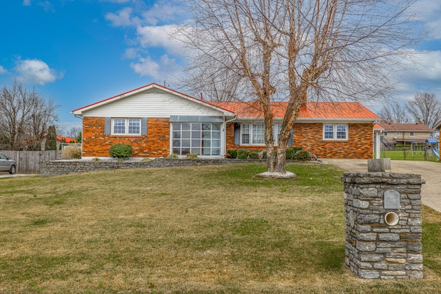 single story home with a front lawn