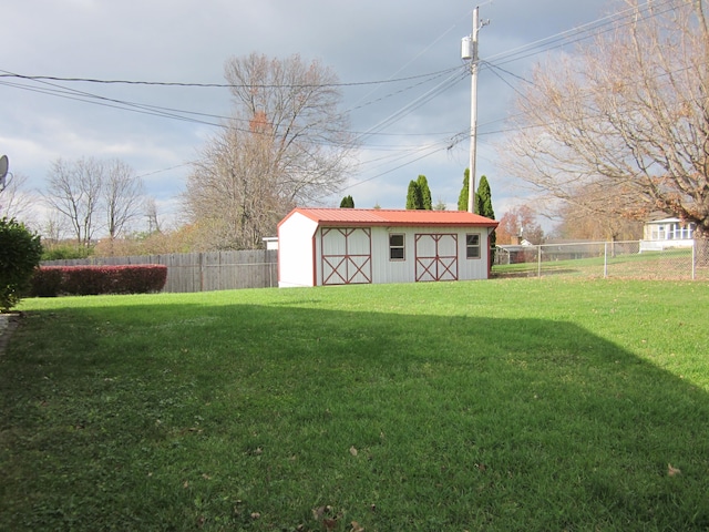 view of yard with an outdoor structure