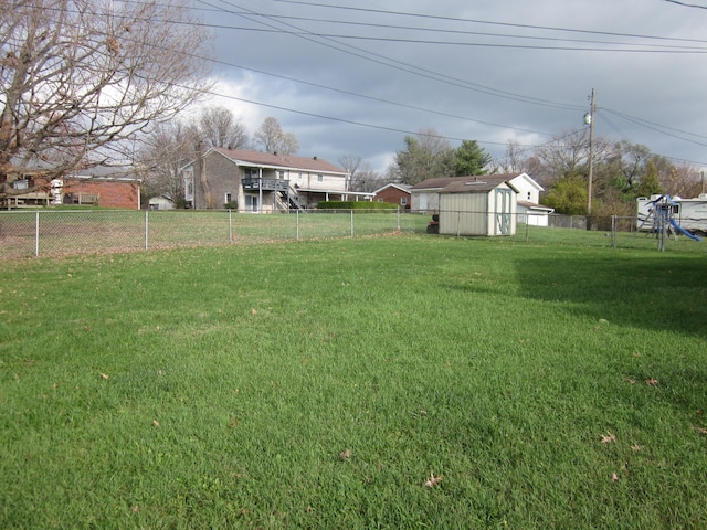 view of yard featuring a storage shed