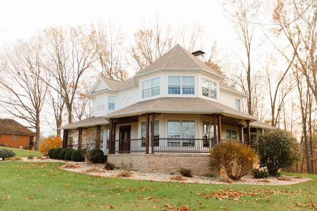 view of front of property featuring a porch and a front lawn