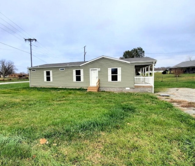 view of front facade featuring a porch and a front lawn