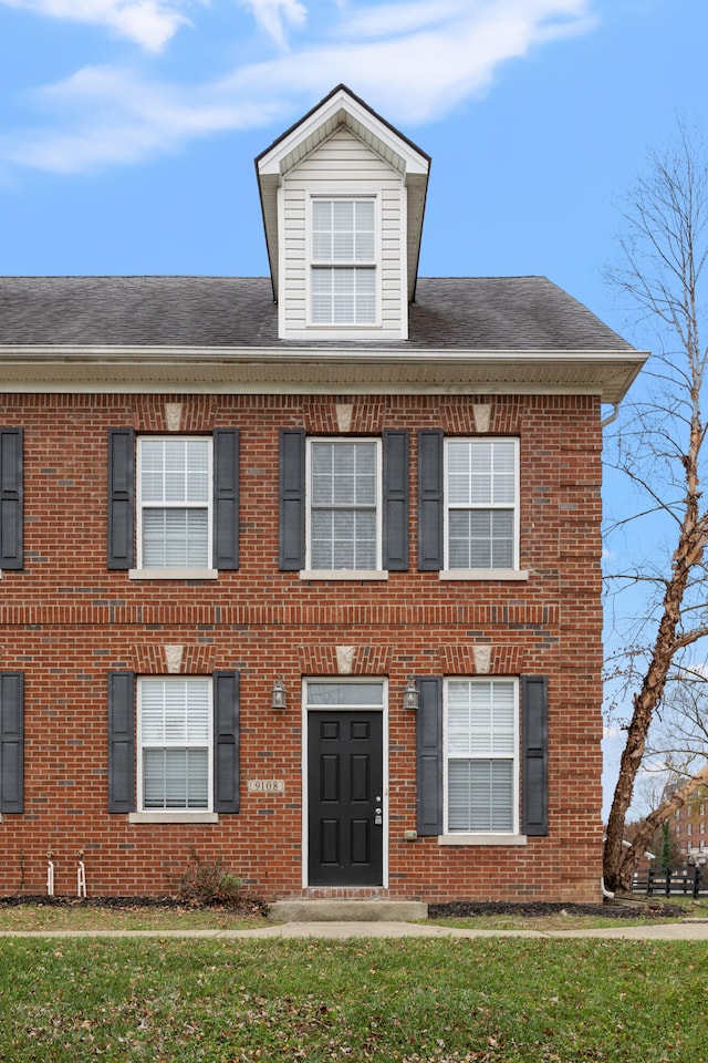 view of front facade with a front lawn