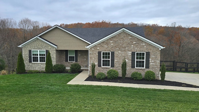 view of front of home featuring a front yard