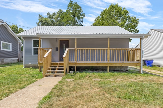 view of front of home featuring a front lawn