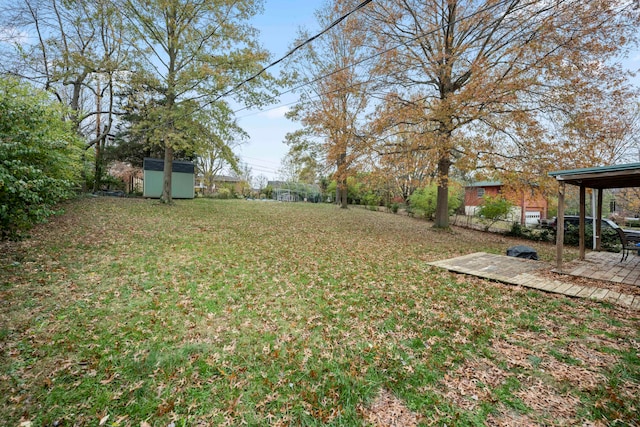 view of yard featuring a shed