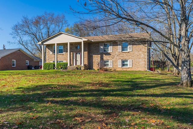 view of front facade featuring a front lawn